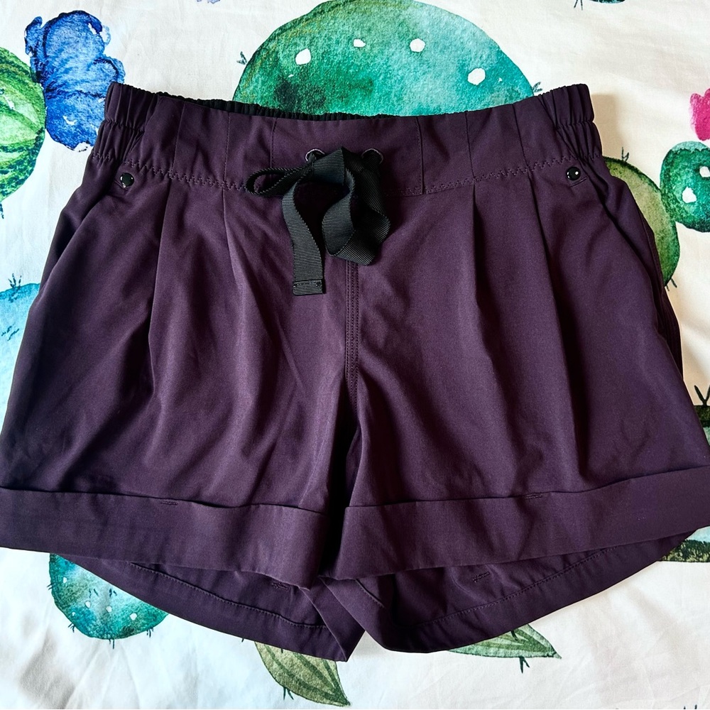 Lululemon shorts women’s size 4 deep purple new